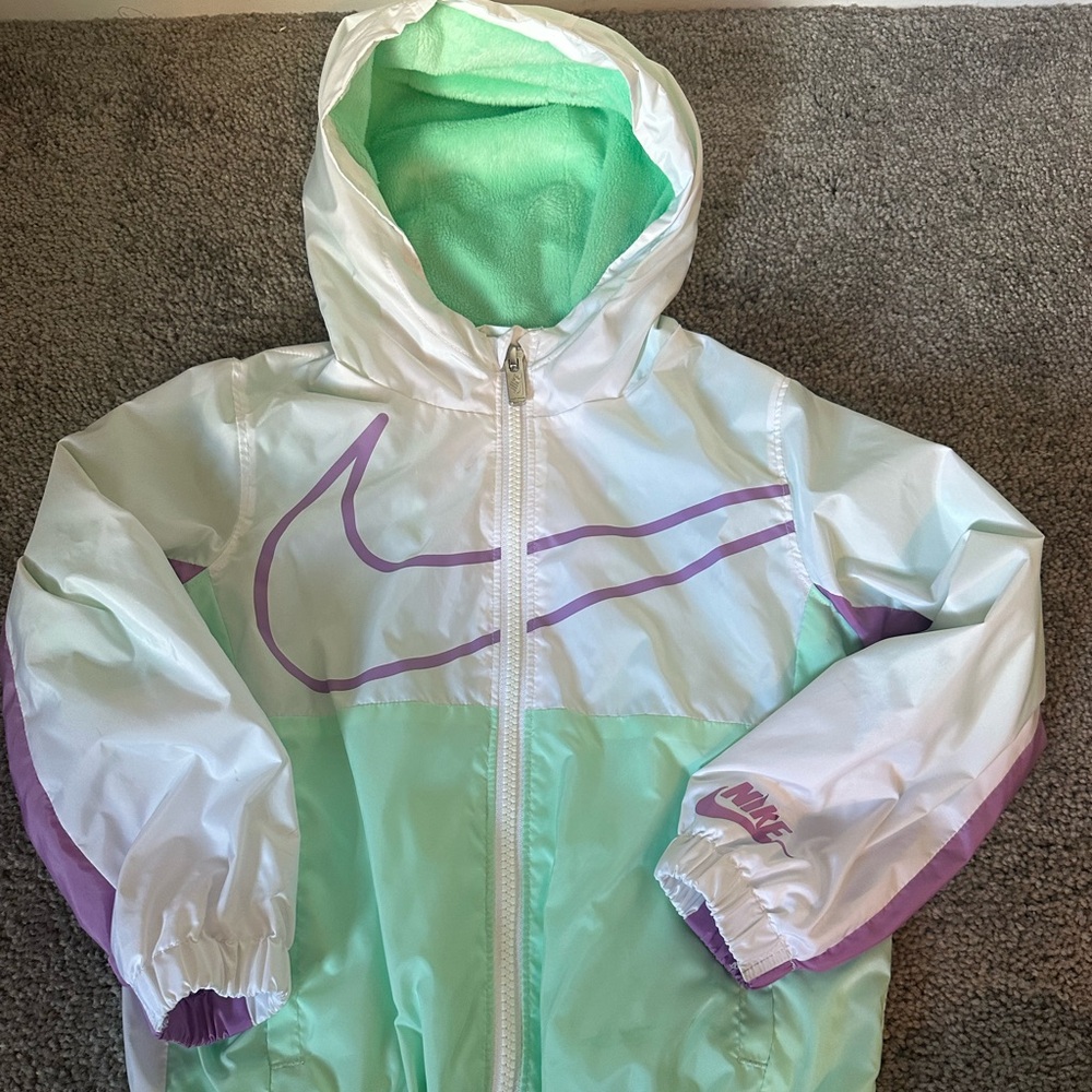 Like new girls Nike lined rain/spring jacket with hood size 4t